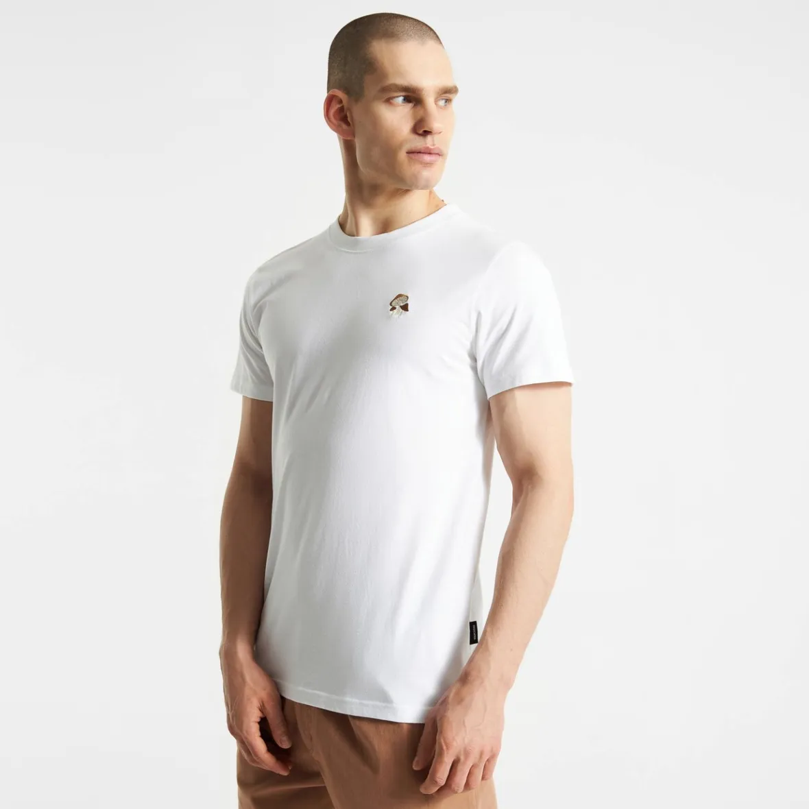 T-shirt élégant blanc brodé champignon - Design exclusif Stockholm en promotion