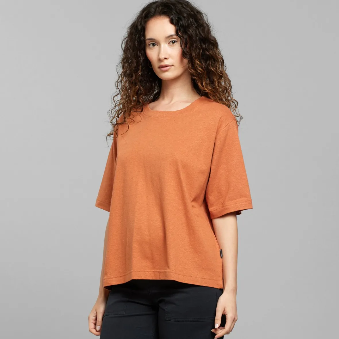 Découvrez le T-shirt Femme Vadstena - Tonique Orange Brûlé en Édition Limitée | Promotion Exclusive sur les Nouveautés Estivales