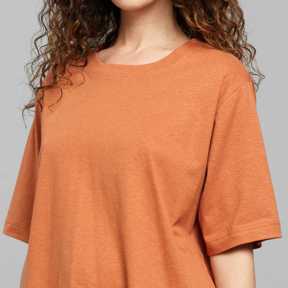 Découvrez le T-shirt Femme Vadstena - Tonique Orange Brûlé en Édition Limitée | Promotion Exclusive sur les Nouveautés Estivales