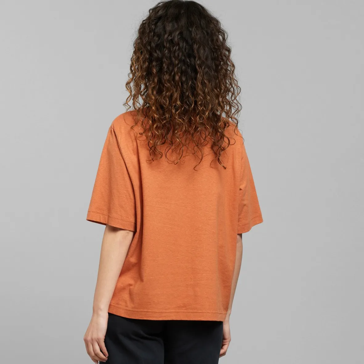 Découvrez le T-shirt Femme Vadstena - Tonique Orange Brûlé en Édition Limitée | Promotion Exclusive sur les Nouveautés Estivales