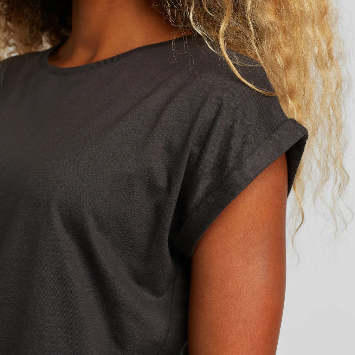T-shirt Femme Visby Base Charbon - Promotion Exclusive en Édition Limitée