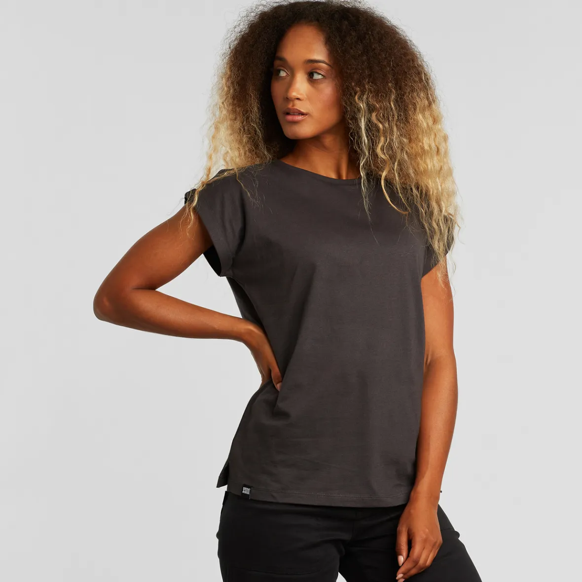 T-shirt Femme Visby Base Charbon - Promotion Exclusive en Édition Limitée
