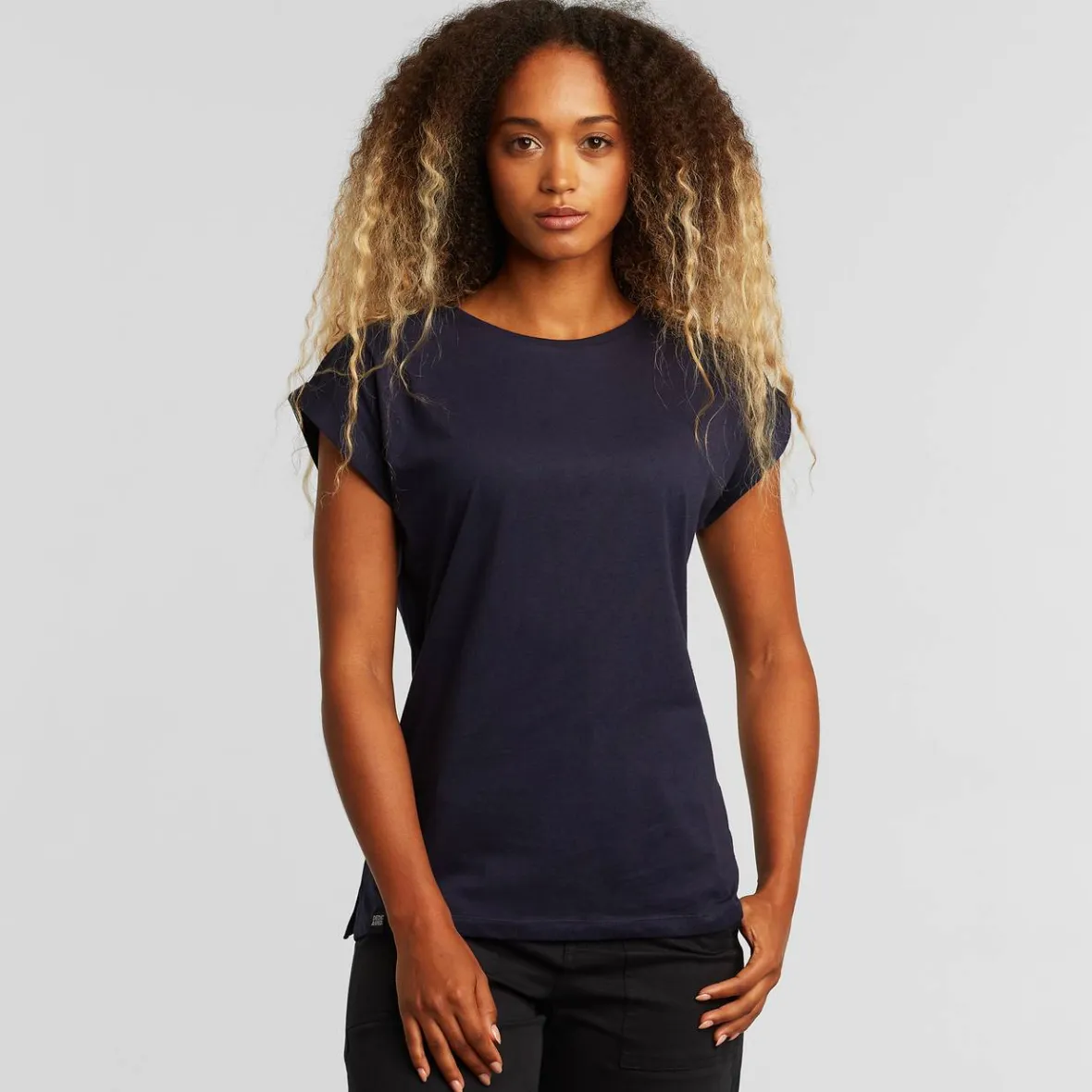 Découvrez notre T-shirt Femme Visby Base - Bleu Marine Élégant en Promotion Exclusivité