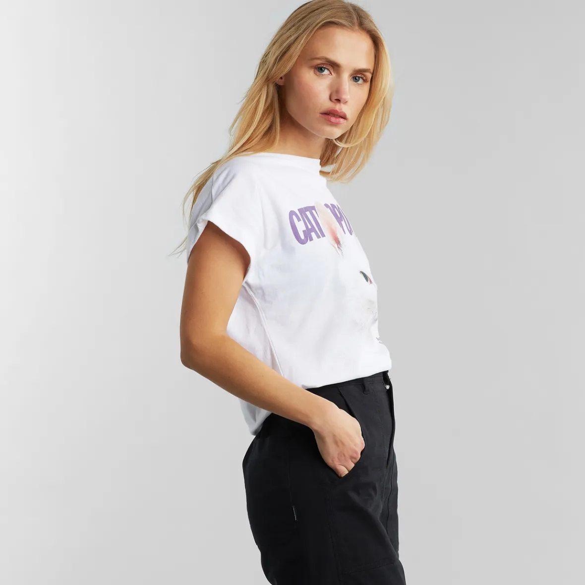 Découvrez le T-shirt Visby pour femme - Style Félin Urbain en Édition Limitée
