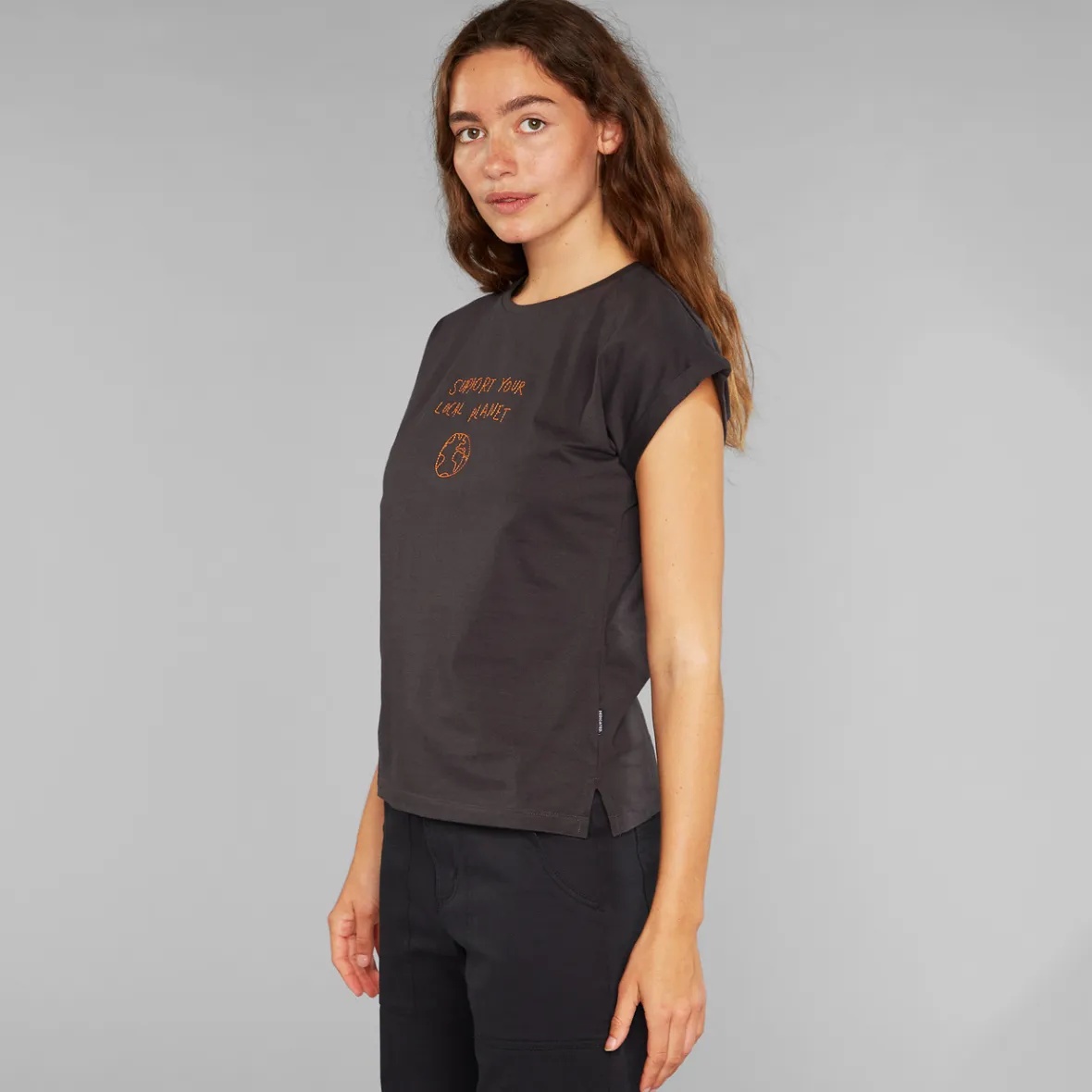 T-shirt Femme Visby Édition Limitée - Charbon foncé - Collection Planète Locale  
Style Urbain & Engagement Écologique