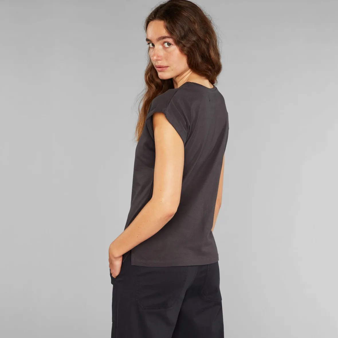 T-shirt Femme Visby Édition Limitée - Charbon foncé - Collection Planète Locale  
Style Urbain & Engagement Écologique