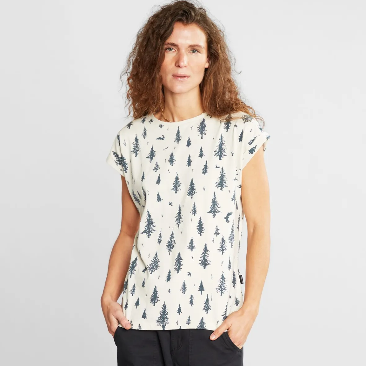 T-shirt Femme Confortable Design Visby-Pen-Forest - Blanc Oat Naturel - Tendance Printemps Élégant avec Détails Graphiques