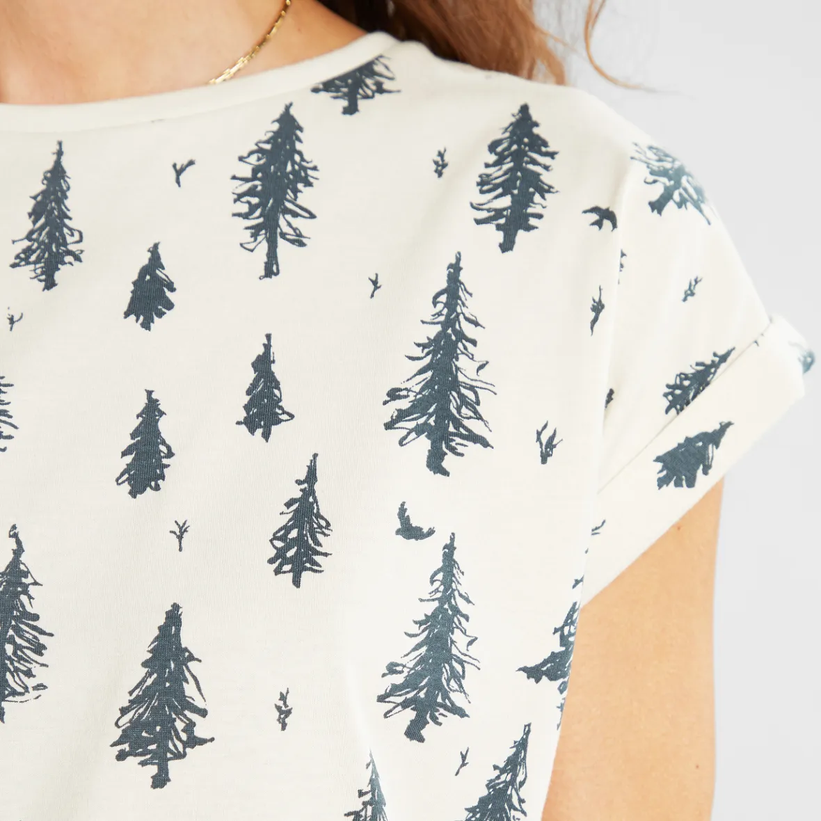 T-shirt Femme Confortable Design Visby-Pen-Forest - Blanc Oat Naturel - Tendance Printemps Élégant avec Détails Graphiques