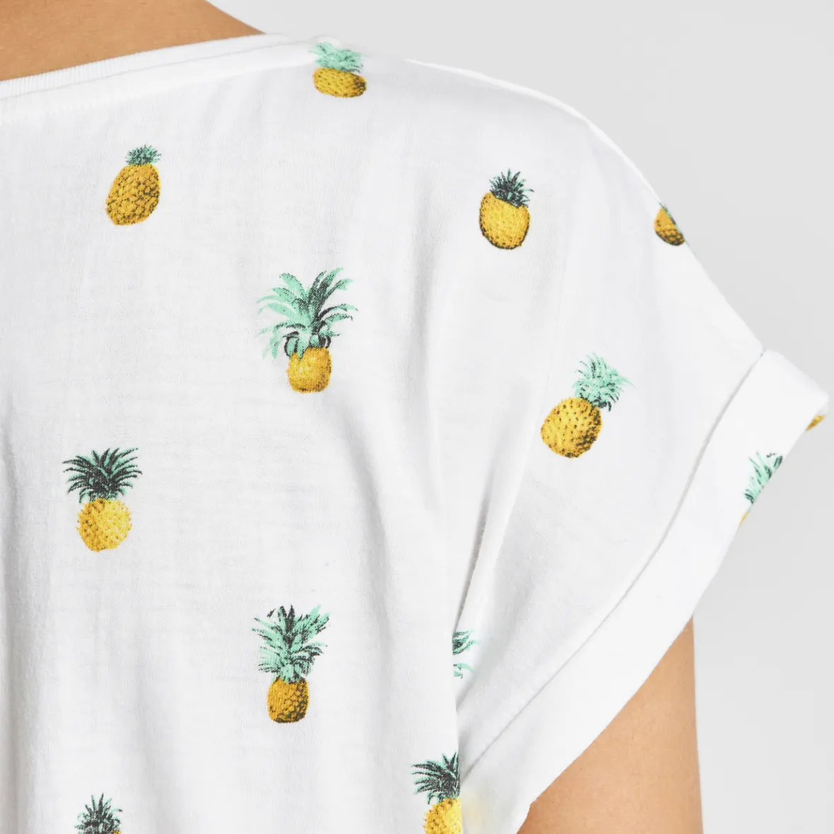 Découvrez la Collection Visby : T-shirt Femme Blanche Brodée d'Ananas - Déstockage Éclair !