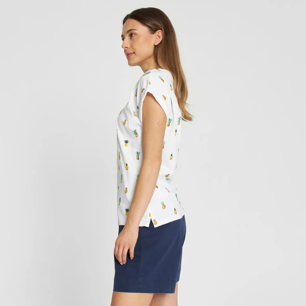 Découvrez la Collection Visby : T-shirt Femme Blanche Brodée d'Ananas - Déstockage Éclair !