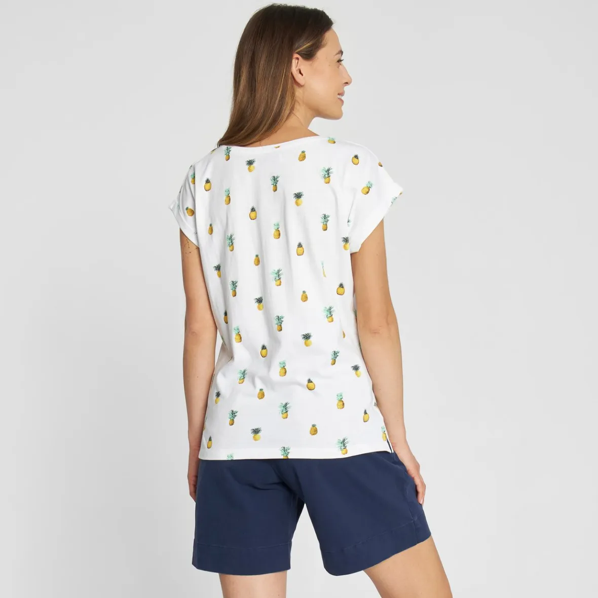 Découvrez la Collection Visby : T-shirt Femme Blanche Brodée d'Ananas - Déstockage Éclair !