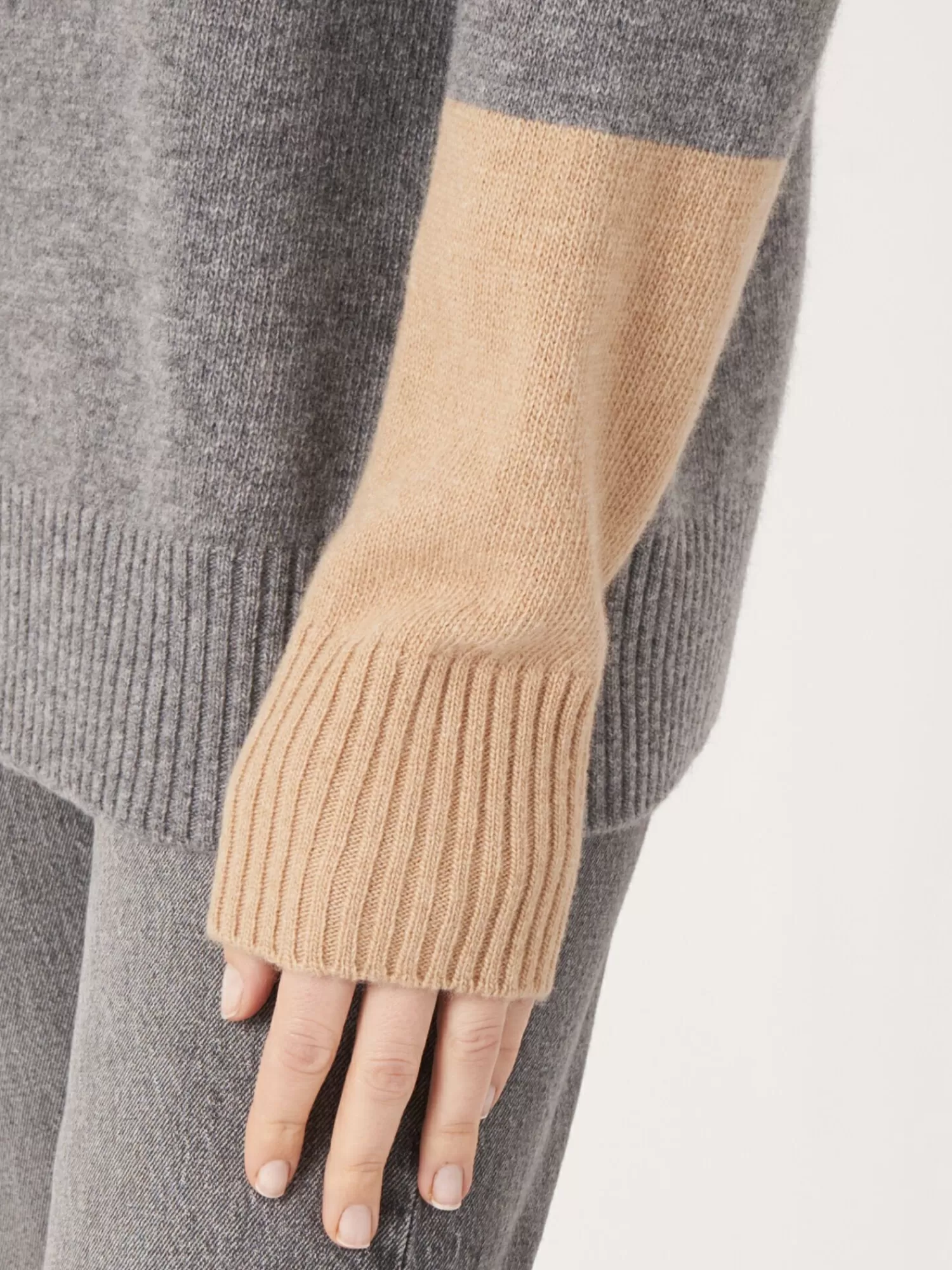 Pull Femme Bicolore à Col Roulé - Élégant et Confortable | Prix Doux