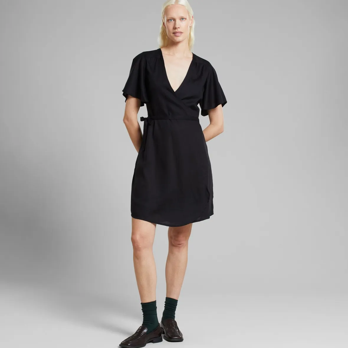 Robe portefeuille Kungshamn noir - Promotion éclair exclusive pour femme | Style polyvalent journée/soirée