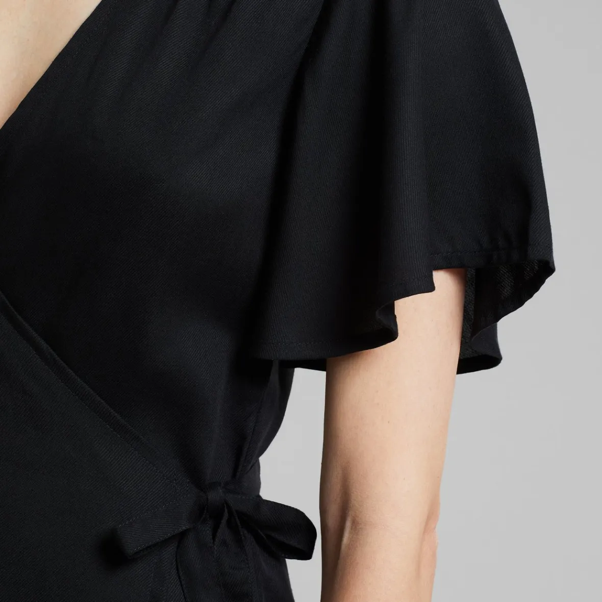 Robe portefeuille Kungshamn noir - Promotion éclair exclusive pour femme | Style polyvalent journée/soirée