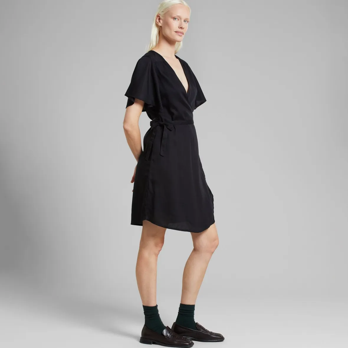 Robe portefeuille Kungshamn noir - Promotion éclair exclusive pour femme | Style polyvalent journée/soirée