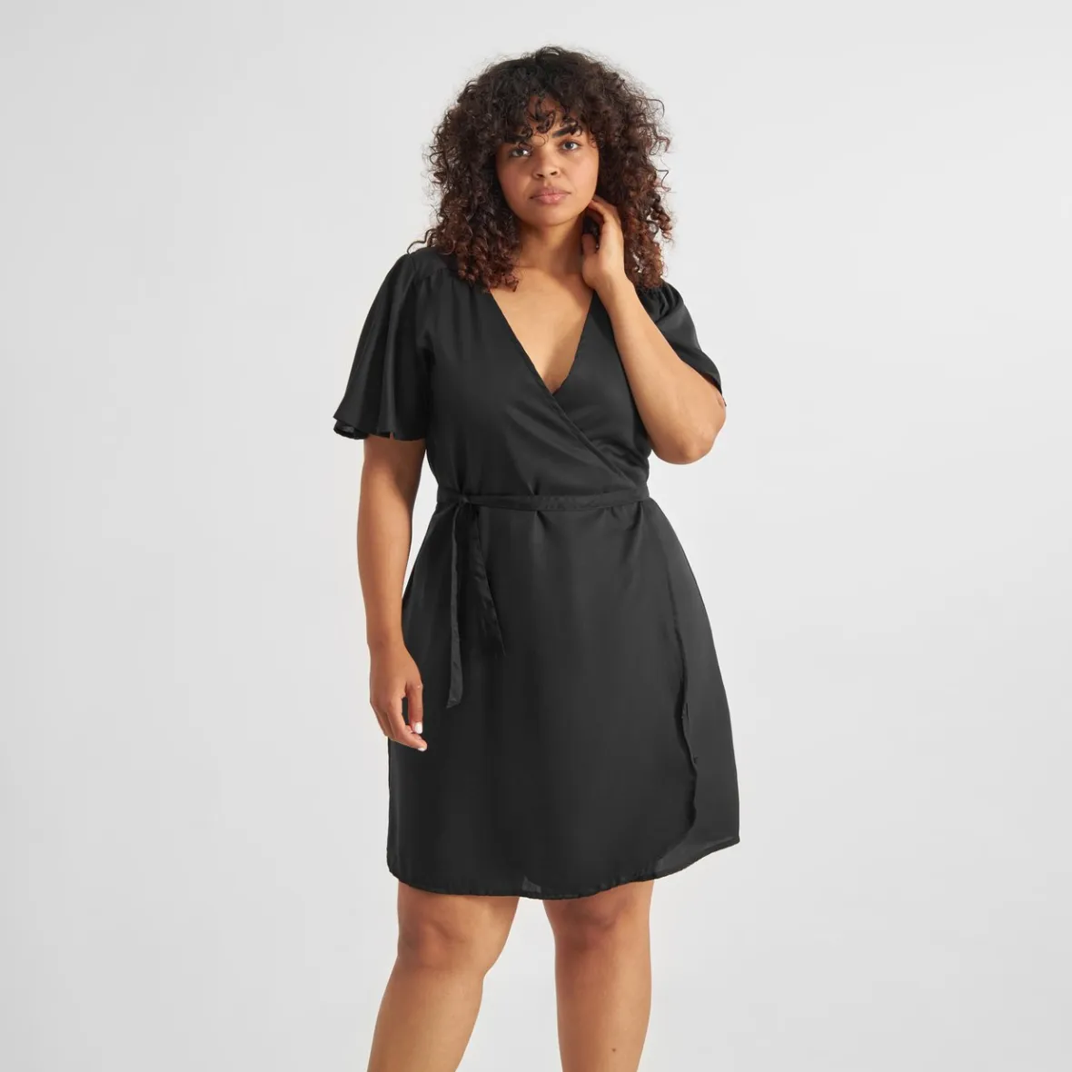 Robe portefeuille Kungshamn noir - Promotion éclair exclusive pour femme | Style polyvalent journée/soirée