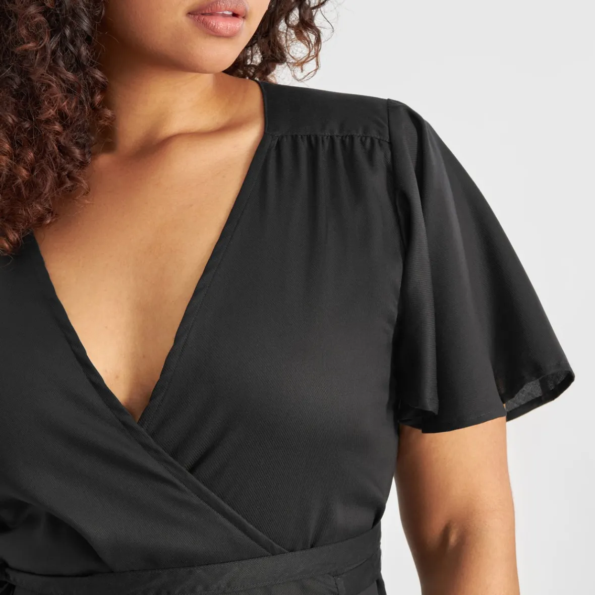 Robe portefeuille Kungshamn noir - Promotion éclair exclusive pour femme | Style polyvalent journée/soirée