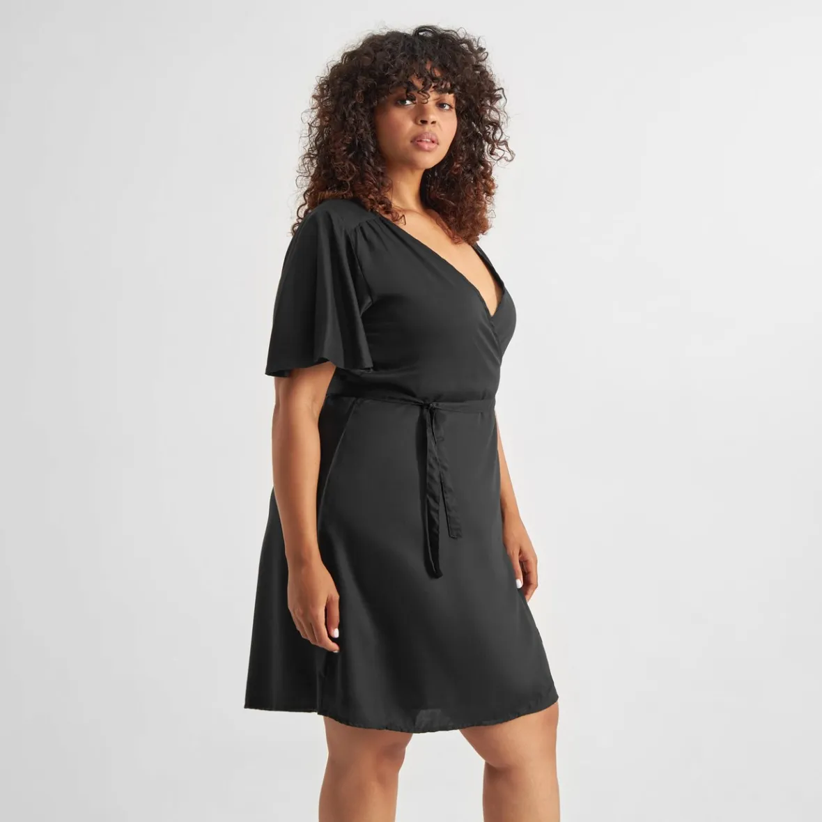 Robe portefeuille Kungshamn noir - Promotion éclair exclusive pour femme | Style polyvalent journée/soirée