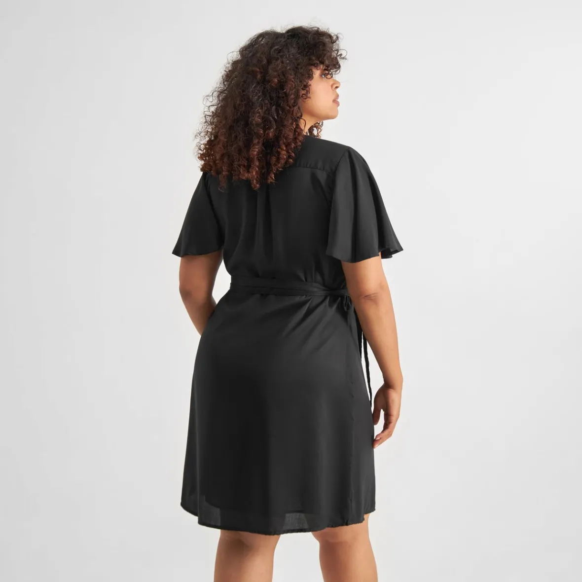 Robe portefeuille Kungshamn noir - Promotion éclair exclusive pour femme | Style polyvalent journée/soirée