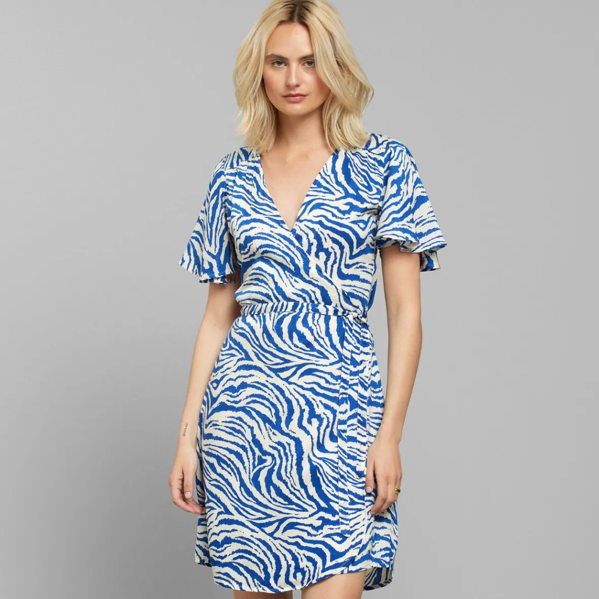 Robe enveloppante Kungshamn - Motif zèbre bleu électrique en soldes exclusives pour femme