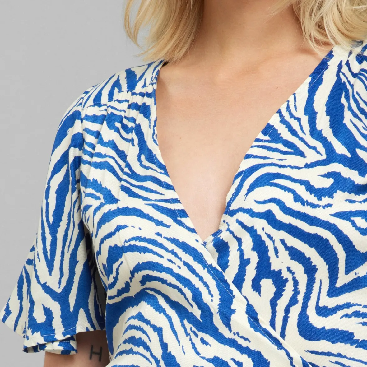 Robe enveloppante Kungshamn - Motif zèbre bleu électrique en soldes exclusives pour femme