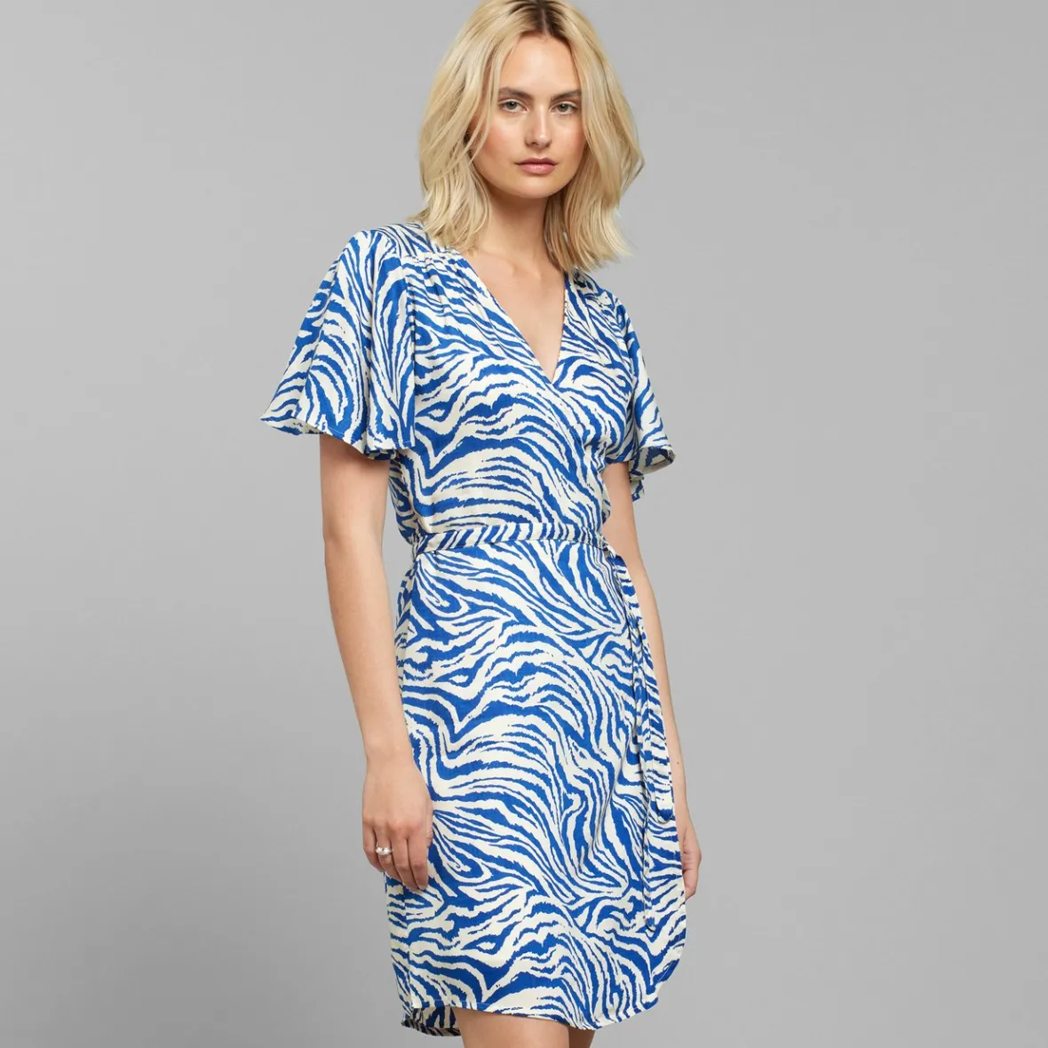 Robe enveloppante Kungshamn - Motif zèbre bleu électrique en soldes exclusives pour femme