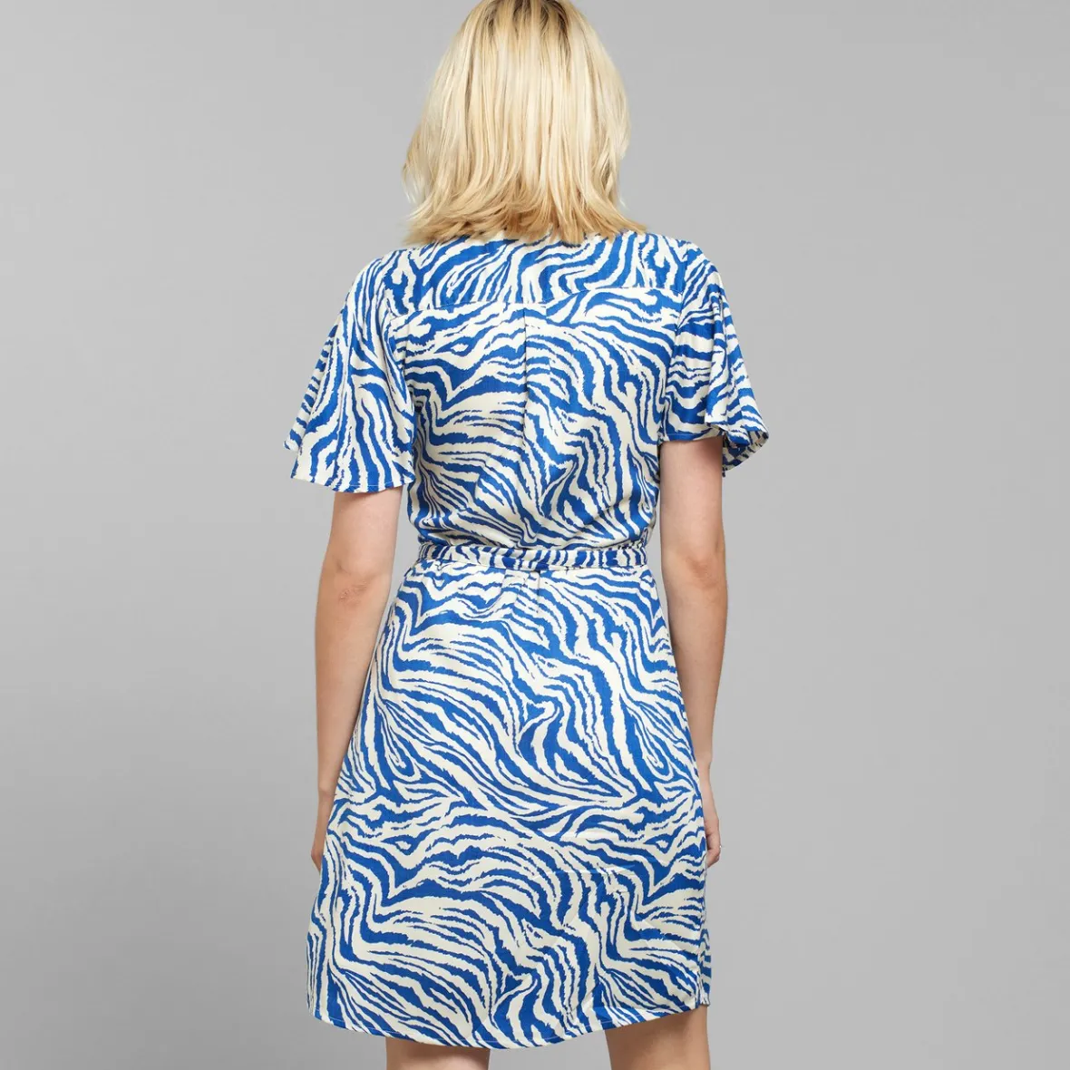 Robe enveloppante Kungshamn - Motif zèbre bleu électrique en soldes exclusives pour femme