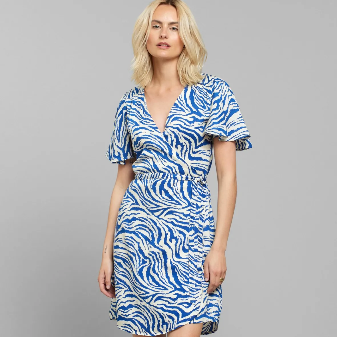 Robe enveloppante Kungshamn - Motif zèbre bleu électrique en soldes exclusives pour femme