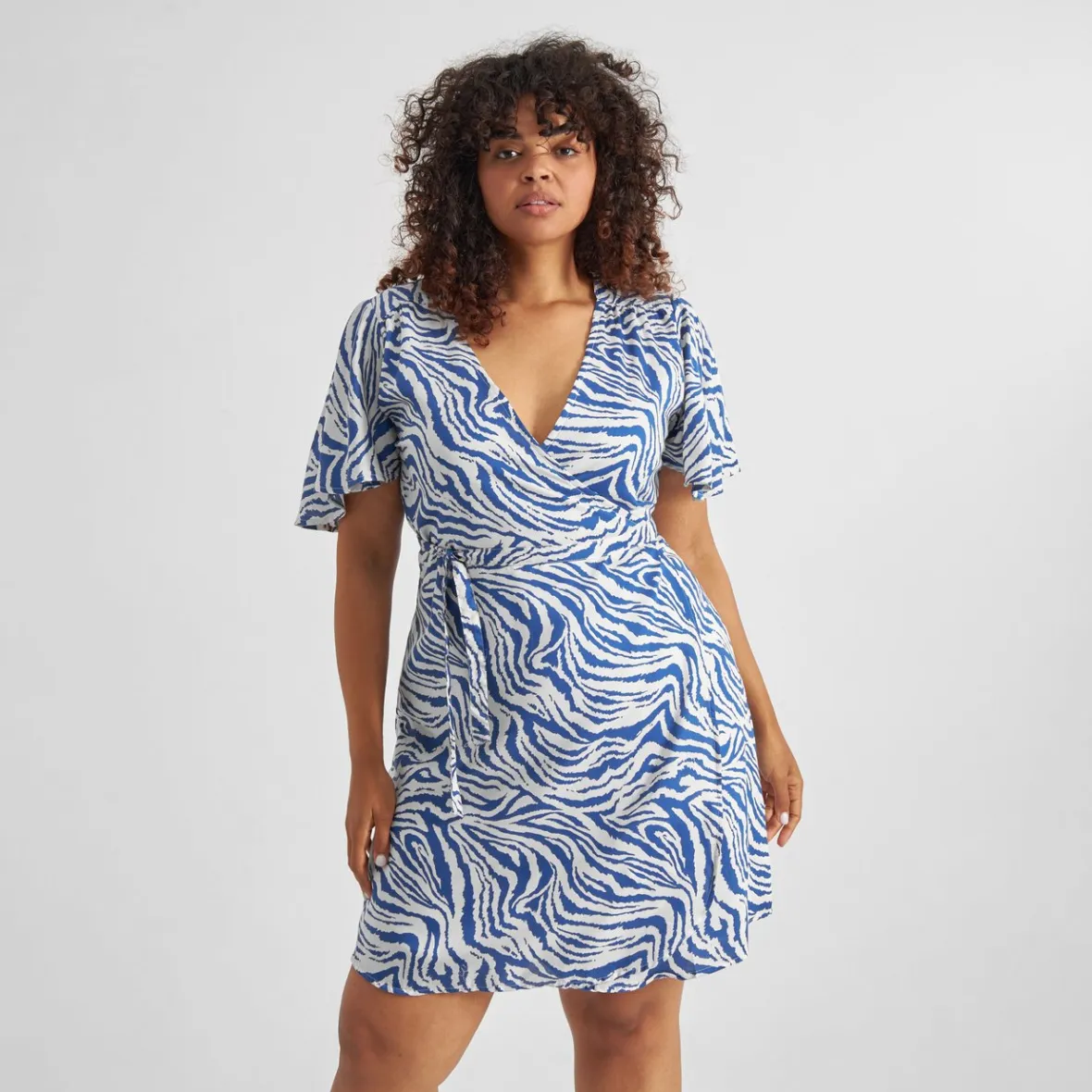 Robe enveloppante Kungshamn - Motif zèbre bleu électrique en soldes exclusives pour femme