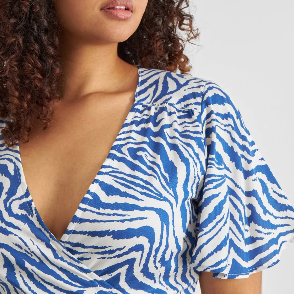 Robe enveloppante Kungshamn - Motif zèbre bleu électrique en soldes exclusives pour femme