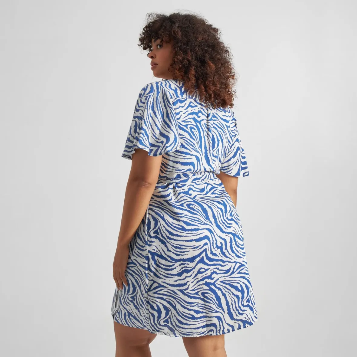 Robe enveloppante Kungshamn - Motif zèbre bleu électrique en soldes exclusives pour femme