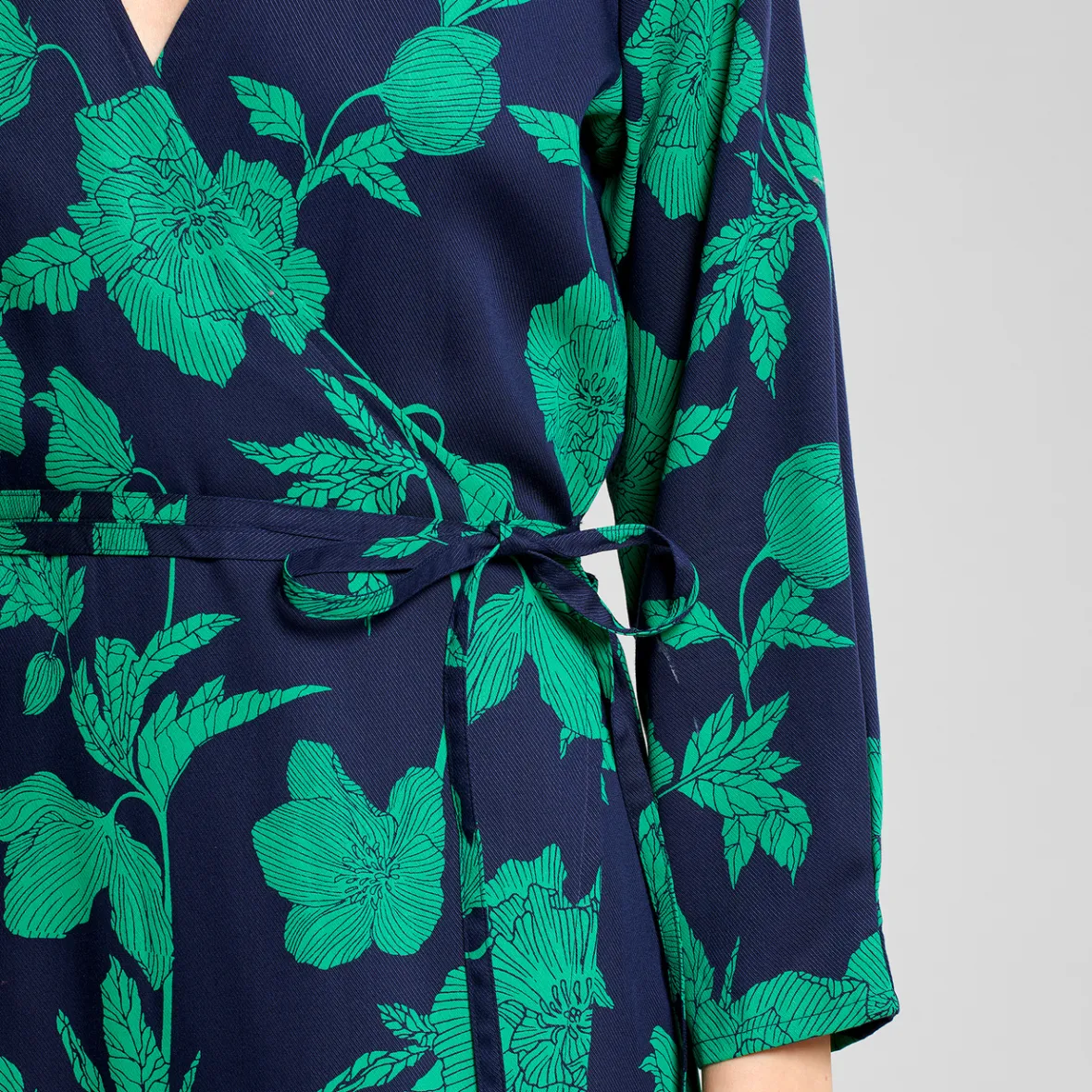 Robe Enveloppe Femme Smygehuk - Motif Bicolore Fleurs Vert Jade | Promotion Édition Limitée & Destockage Exclusif