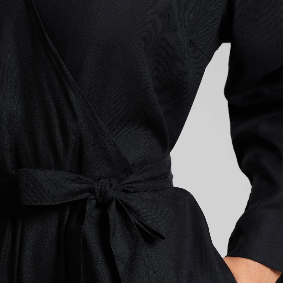 Combinaison Femme Noire Ceinturée - Style Farsta | En Soldes