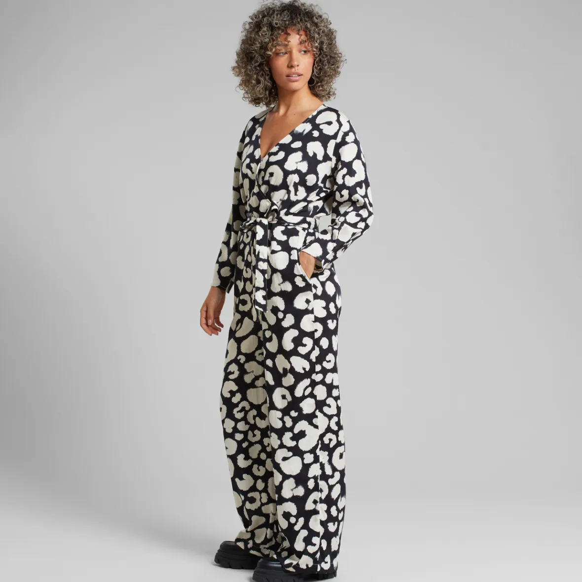 Combipilote Enveloppant Léopard Artistique - Noir Élégant pour Femme | Promotion Exclusive Farsta