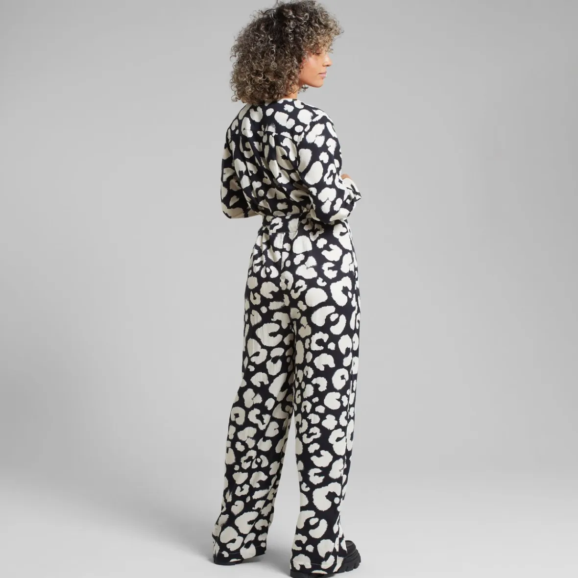 Combipilote Enveloppant Léopard Artistique - Noir Élégant pour Femme | Promotion Exclusive Farsta