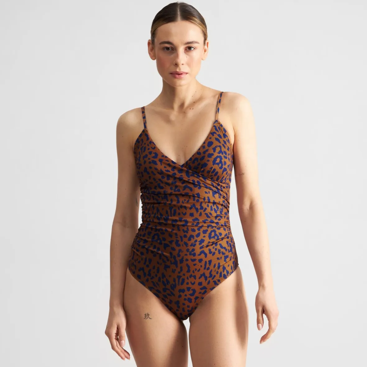 Maillot de bain Klinte enveloppant - Imprimé léopard caramel pour femme - Coupe ajustée été