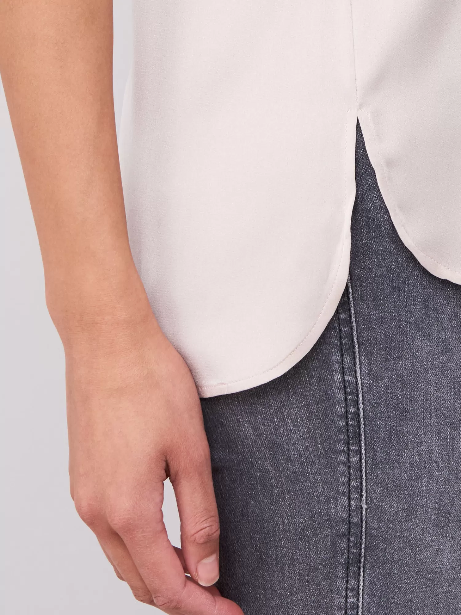 Promo Éclair : Top en Soie Décolleté Ronde - Élégance Féminine & Confort Léger
