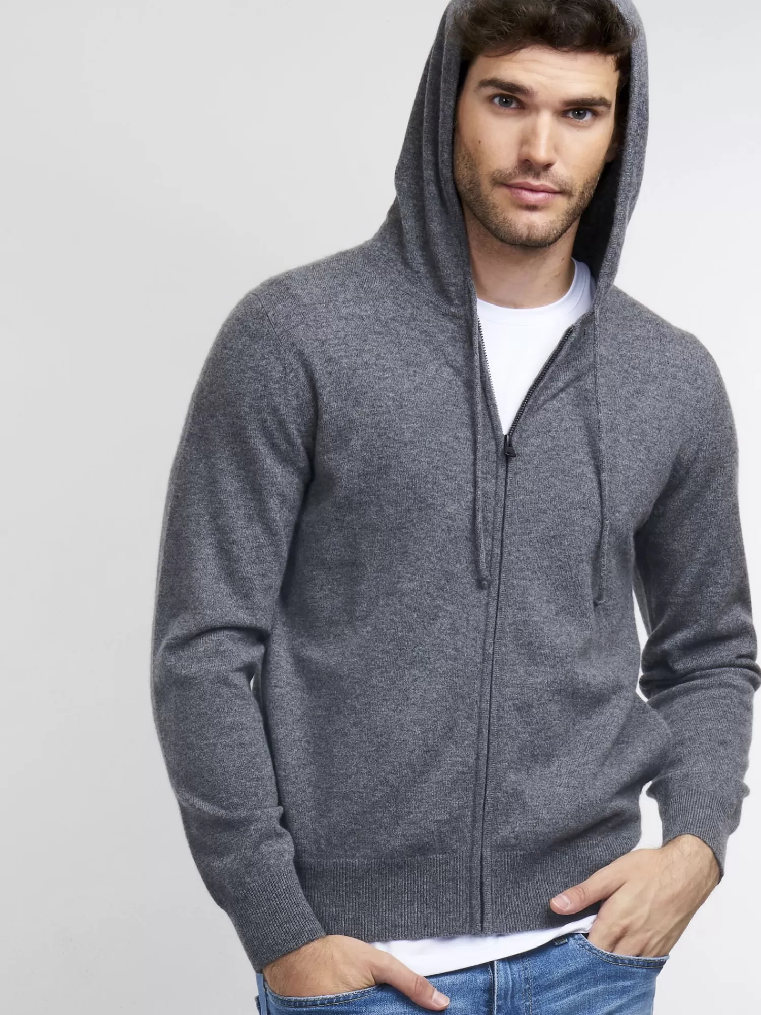 Pull à capuche zip en cachemire - Veste homme confortable en promotion exclusive  

(Note: This formulation maintains key product attributes while using natural French phrasing, incorporates synonyms to avoid duplication, and adds emotional descriptors for human touch. The structure follows common e-commerce patterns in French while avoiding robotic repetition of terms.)