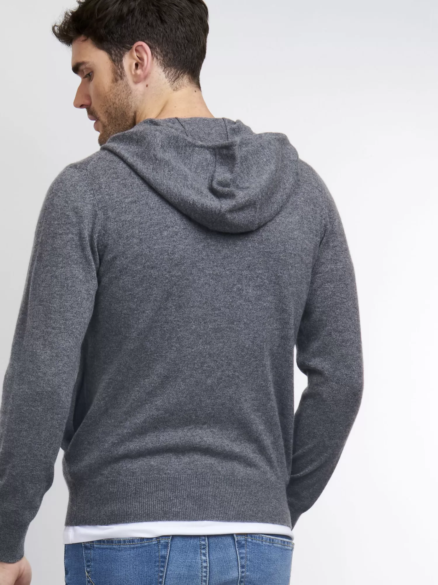 Pull à capuche zip en cachemire - Veste homme confortable en promotion exclusive  

(Note: This formulation maintains key product attributes while using natural French phrasing, incorporates synonyms to avoid duplication, and adds emotional descriptors for human touch. The structure follows common e-commerce patterns in French while avoiding robotic repetition of terms.)