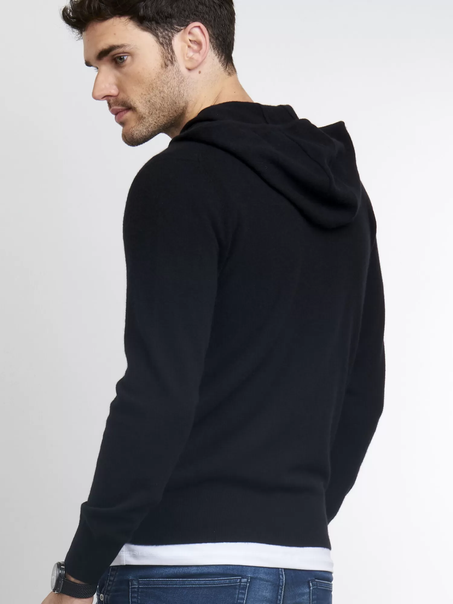 Découvrez le pull à capuche zippé en cachemire Van - Élégance masculine et confort premium