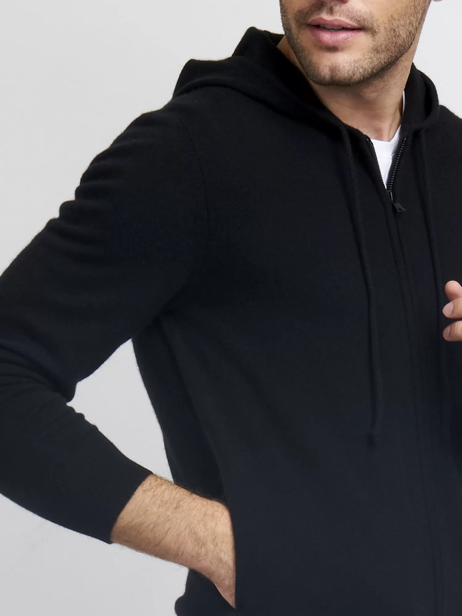 Découvrez le pull à capuche zippé en cachemire Van - Élégance masculine et confort premium