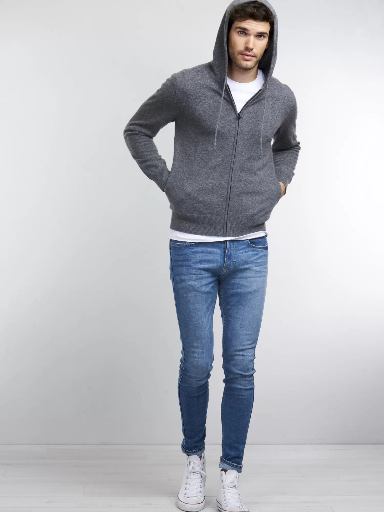 Pull à capuche zip en cachemire - Veste homme confortable en promotion exclusive  

(Note: This formulation maintains key product attributes while using natural French phrasing, incorporates synonyms to avoid duplication, and adds emotional descriptors for human touch. The structure follows common e-commerce patterns in French while avoiding robotic repetition of terms.)